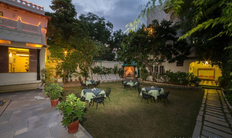 garden of Mahendra Prakash heritage hotel in Udaipur
